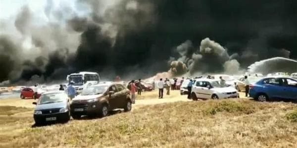 Təyyarə nümayişi zamanı 300 avtomobil yandı (FOTO)