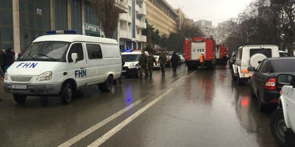 Bakıda çoxmərtəbəli yaşayış binası yanır: bir ailə 14-cü mərtəbədə qalıb (VİDEO)