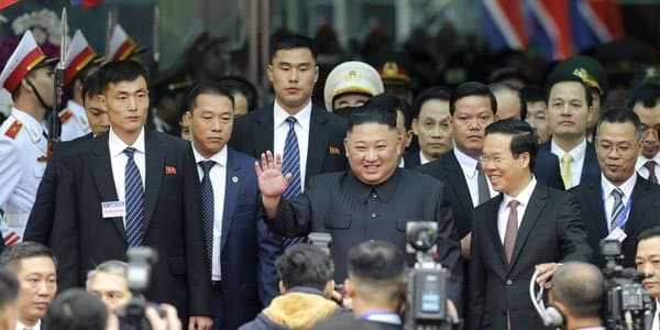 Dünyanın gözü Vyetnamda: Kim Çen Inin səfəri başladı (FOTOLAR)