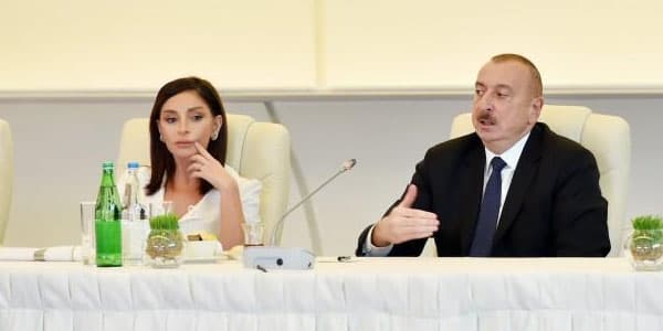 İlham Əliyev: "Teatr işçilərinin əməkhaqları artırılacaq"