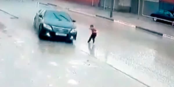Azyaşlı ölümdən son anda xilas oldu (VİDEO)