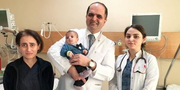 İki aylıq körpə üzərində aparılan ürək əməliyyatı onu yenidən həyata qaytarıb (FOTO)