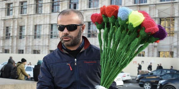 Bakıda qeyri-insani hərəkət: Gözdən əlil gülsatanı qarət etdilər (FOTOLAR)