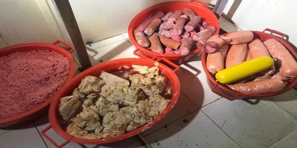 Bakıda kolbasa sexində iyrənc mənzərə (FOTOLAR)