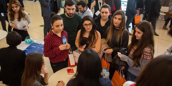Bakcell ADA Universitetində keçirilmiş karyera yarmarkasına qatılıb (R)