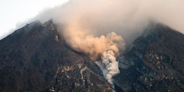 Merapi yanardağı yenə püskürdü