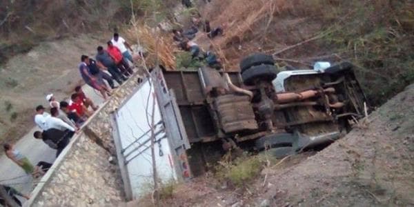 Meksikada miqrantları daşıyan yük maşını aşdı: 25 ölü, 29 yaralı var