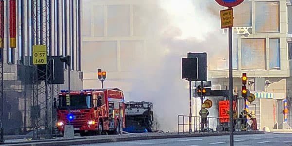 Stokholmda qazla işləyən avtobus partladı: xəsarət alan var