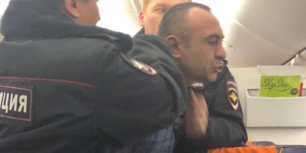 Sərxoş azərbaycanlı təyyarədə çətin anlar yaşatdı (FOTOLAR)