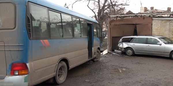 Daha bir avtobus qəzası: Yaralananlar var