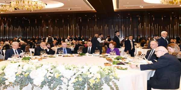 İlham Əliyev forum iştirakçıları ilə ziyafətdə (FOTOLAR)