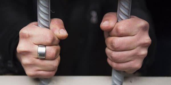Polisə 30 min rüşvət təklif edən azərbaycanı həbs olundu