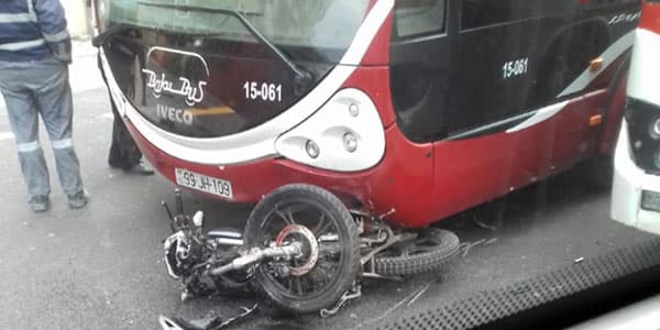 Sərnişin avtobusu zəncirvari qəza törətdi: xəsarət alanlar var (FOTOLAR)