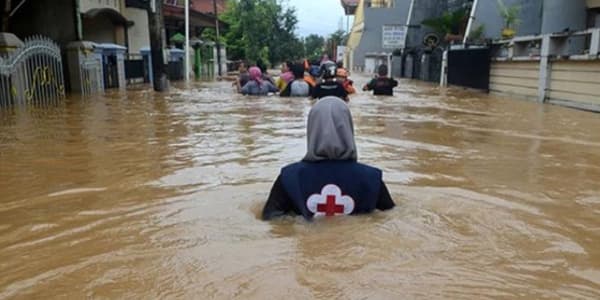 İndoneziyada sel 63 can aldı, onlarla insan itkin düşdü