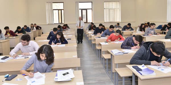 9-cu sinif şagirdləri imtahan verib