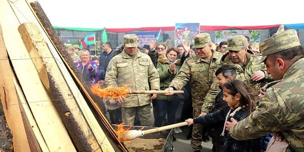 Zakir Həsənov tonqal qaladı, əsgərlərlə nahar etdi (FOTO/VIDEO)