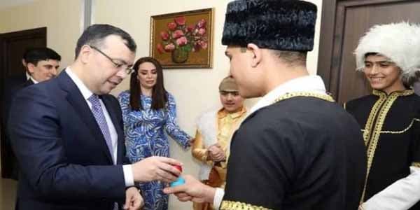 Nazir bayramı sığınacaqdakı uşaqlarla qeyd etdi (FOTO)