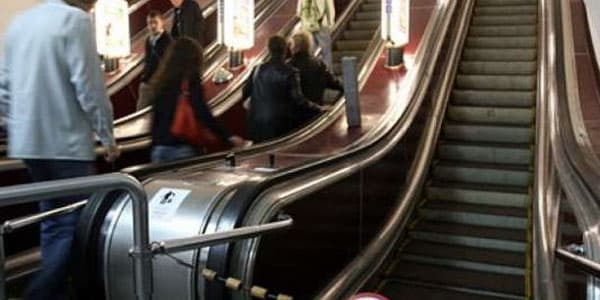 Bakı metrosunun çıxışında ilginc xəbərdarlıq: "Sən Allahdan qorxmursan?" (FOTO)