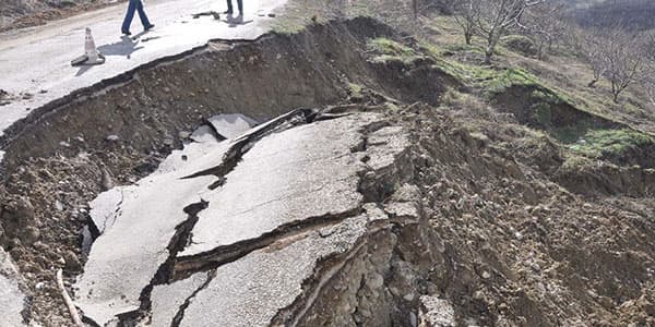 Yardımlıda torpaq sürüşməsi: yol çökdü