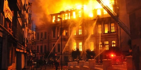 Bakıda beşmərtəbəli binada yanğın: 15 nəfər təxliyə olunub