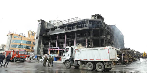 “Diqlas” Ticarət Mərkəzində tüstülənmə başladı (FOTOLAR)