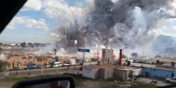Meksikada pirotexnika bazarı yandı: partlayış anının görüntüləri (VİDEO)