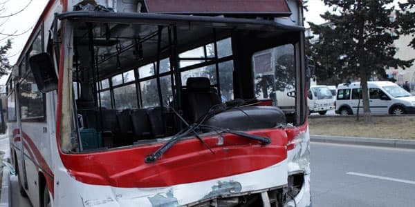 Qaradağda avtobus yük avtomobilinə çırpıldı: yaralılar var (YENİLƏNİB)