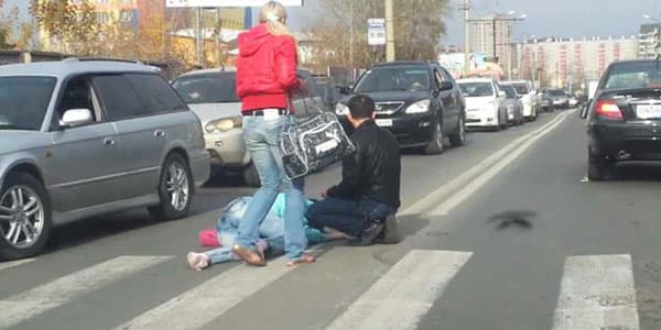 Bakıda sürücü maşını piyadaların üstünə sürdü: Ölən və yaralananlar var