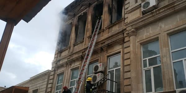 Bakının mərkəzində nazirliyə məxsus bina yandı (FOTO/VİDEO/YENİLƏNİB)