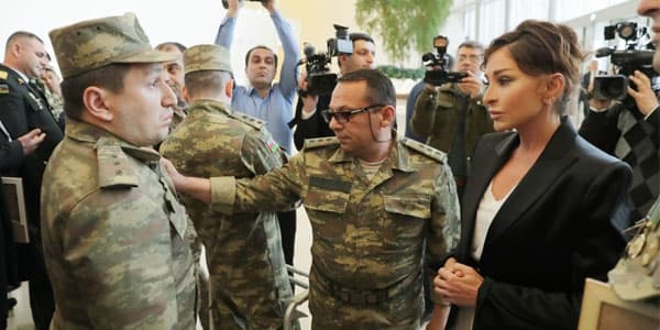 Mehriban Əliyeva yüksək texnologiyalı protezlərlə təmin olunan hərbçilərlə görüşüb (FOTOLAR)