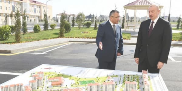 Prezident köçkünlər üçün yeni yaşayış kompleksinin açılışında (FOTO/YENİLƏNİB)