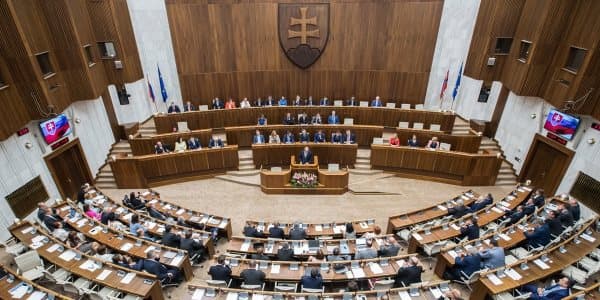 Parlament yanlışlıqla xarici himnləri qadağan etdi