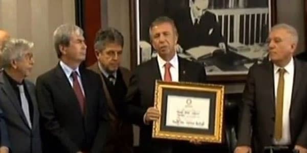 Ankara Böyükşəhər Bələdiyyəsinin yeni sədri mandatını aldı