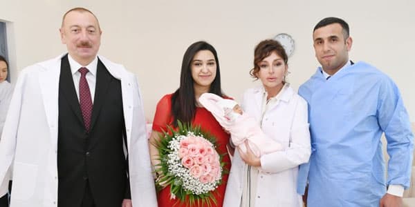 Prezident və xanımı 10 milyonuncu vətəndaşın valideynləri ilə görüşüb (FOTO/YENİLƏNİB)