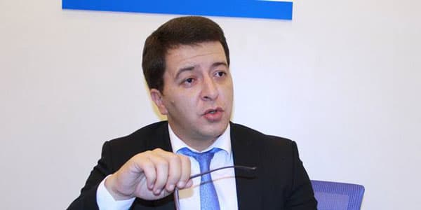 Deputat: "Heç yerdə qadının siqaret çəkməsinə pis baxmırlar, yalnız Azərbaycanda belədir"