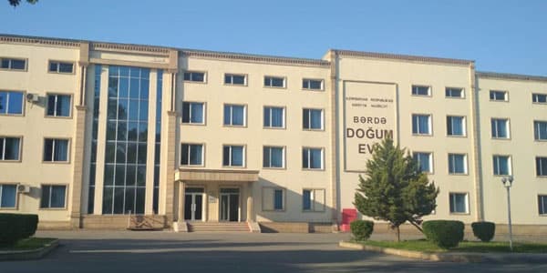 Azərbaycanda həkim yad cismi xəstənin qarnında unudub (FOTOLAR)