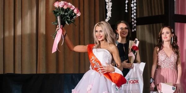 Keşişin həyat yoldaşı gözəllik yarışına qatıldı, şəhər qarışdı (FOTOLAR)