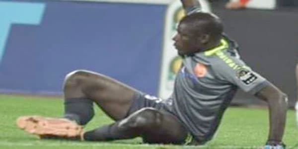 Futbolda dəşhət anları: hər iki ayağı sındı (VİDEO)