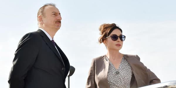 Prezident və xanımı parkda sakinlərlə görüşdü (YENİLƏNİB/FOTOLAR)