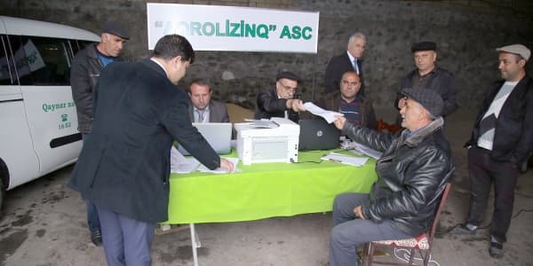 Şəkidə və Gədəbəydə azot gübrəsinin güzəştli şərtlərlə səyyar satışı keçirilib (FOTOLAR)