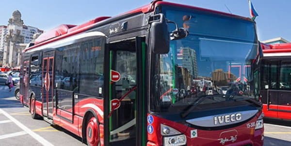 “BakuBus” avtobusu bir manevrlə bütün yolu iflic etdi (VİDEO)