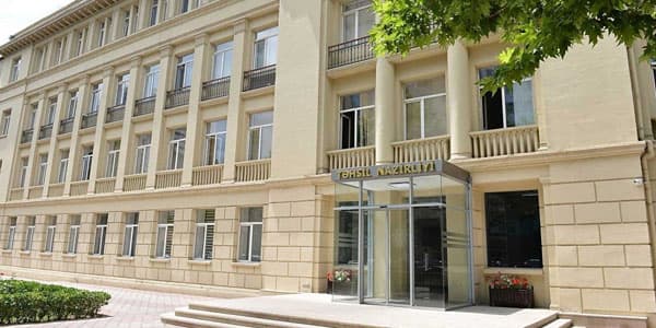 Məktəblərlə bağlı daha bir gülünc qərar: pəncərə tutacaqları çıxarıldı (FOTO)