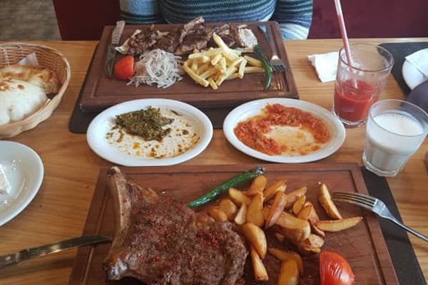 Məşhur aktyoru Bakıda restoranda girov saxladılar