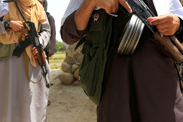 Taliban 8 polisi öldürdü