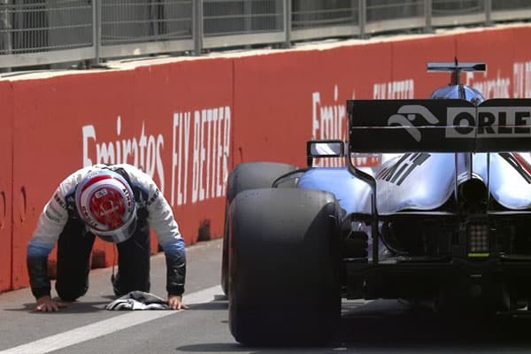 "Formula 1"in təşkilatçıları və modelləri həmin "lyuk"la – Xatirə fotosu