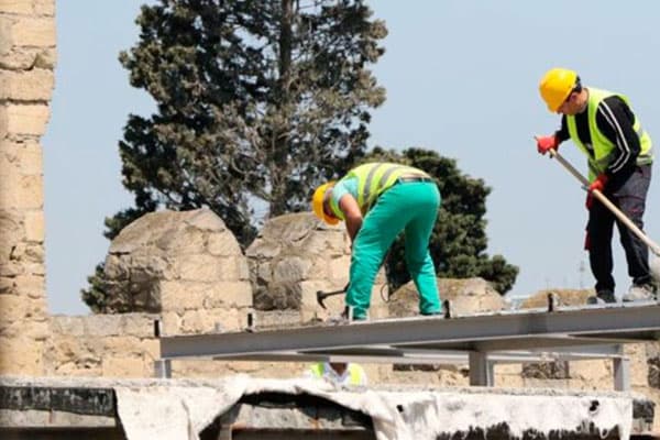 İçərişəhərdəki restoranın damında söküntü başladı