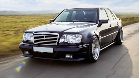 2 nəfər birləşib “Mercedes”i əzdi