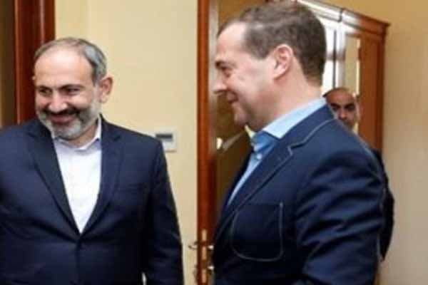 Paşinyan Medvedevi gecə klubuna apardı