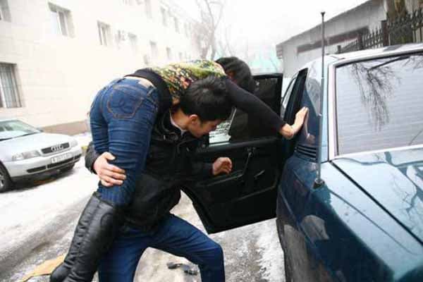 Deputat evlənmək üçün qız qaçırdı