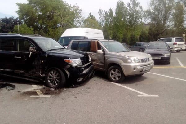 Bakıda "Land Cruiser"in əzdiyi maşınlar (FOTO/VİDEO)